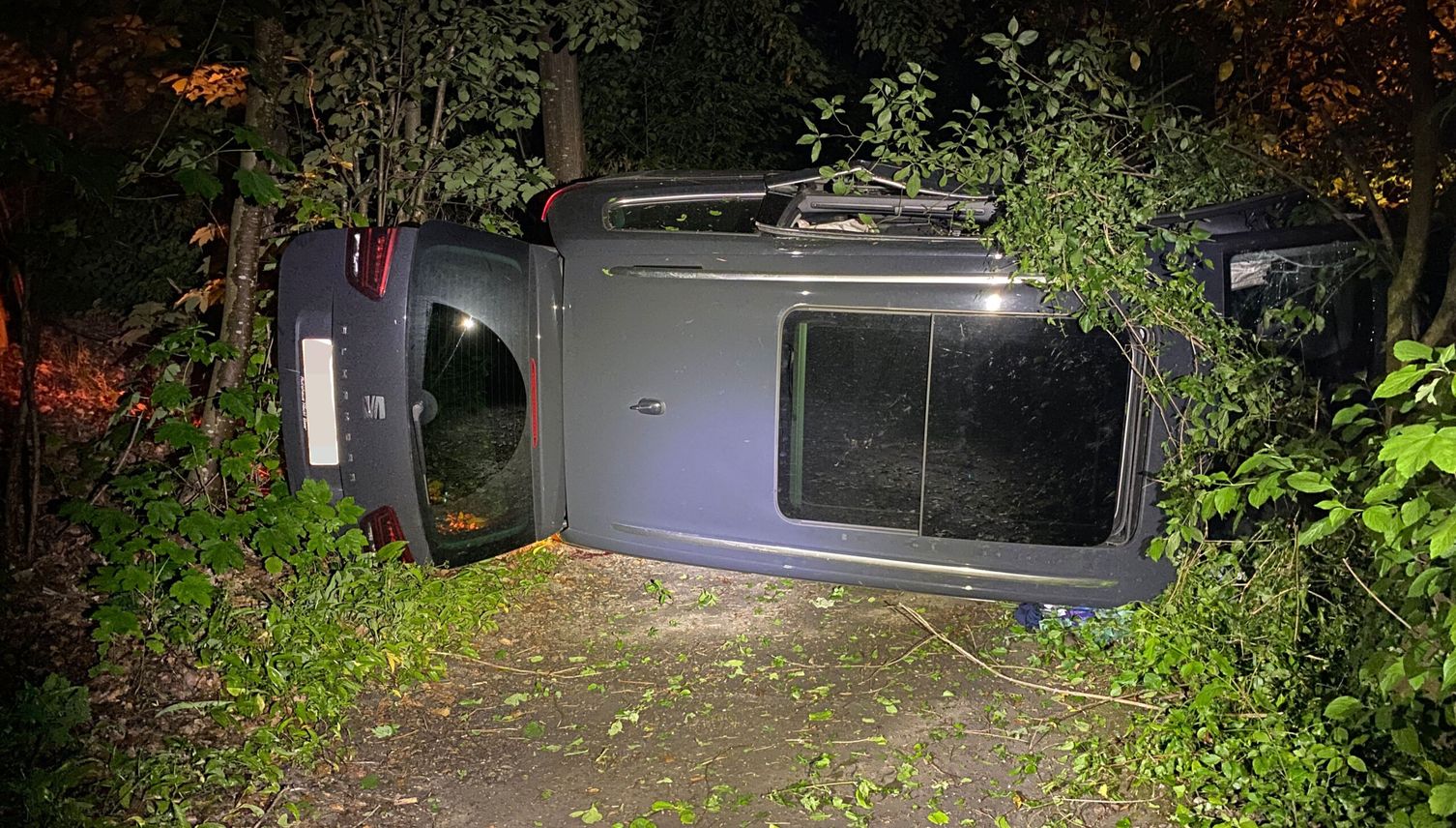 Auto prallt in Baum und rutscht in ein Bachbett