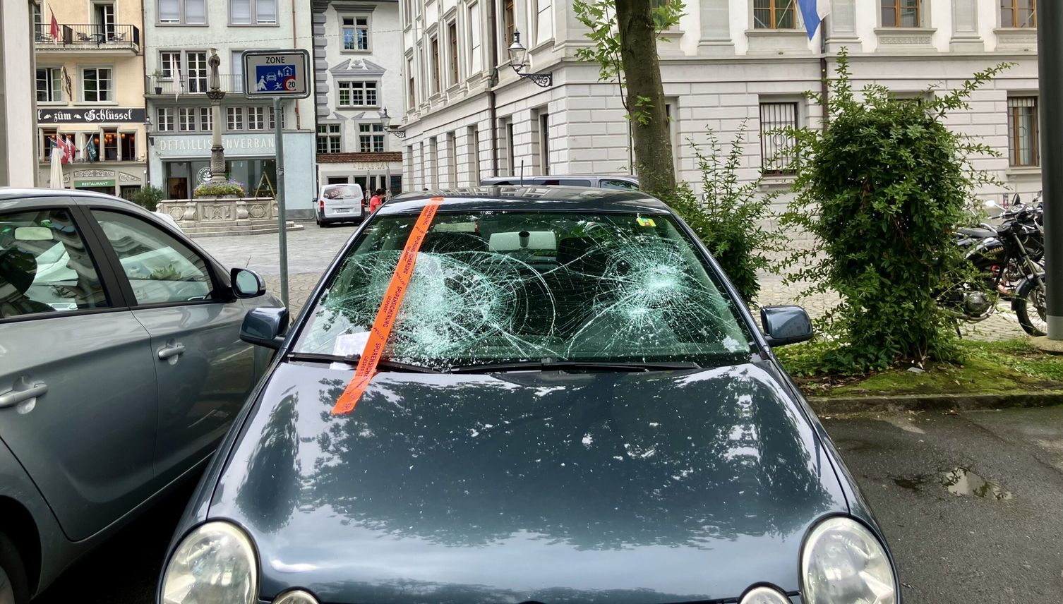 Person schlägt Scheiben von mehreren Autos ein