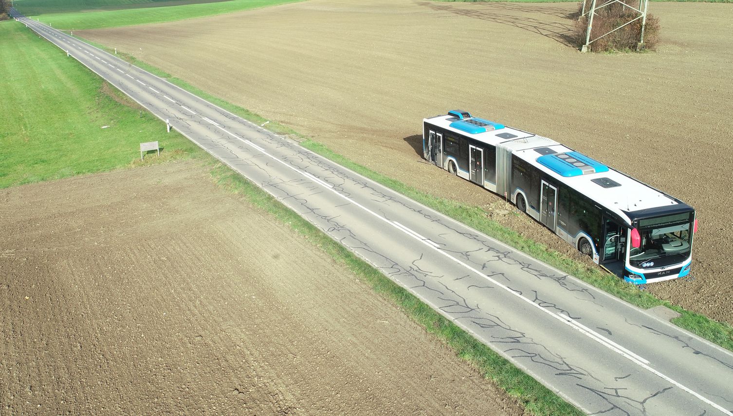 Bus kommt von der Strasse ab und landet auf Acker