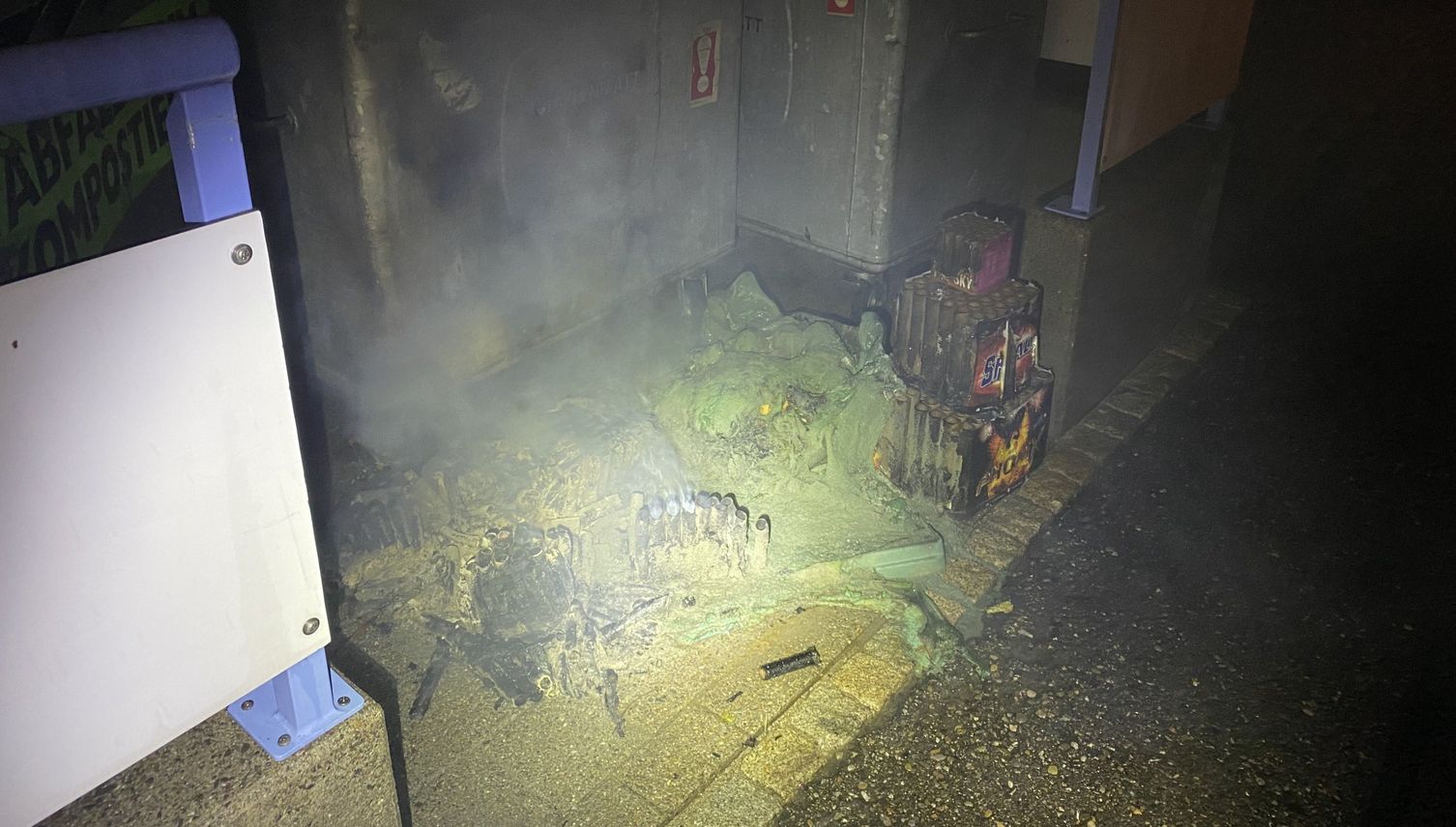 Müllcontainer ging in Risch wegen Feuerwerk in Flammen auf