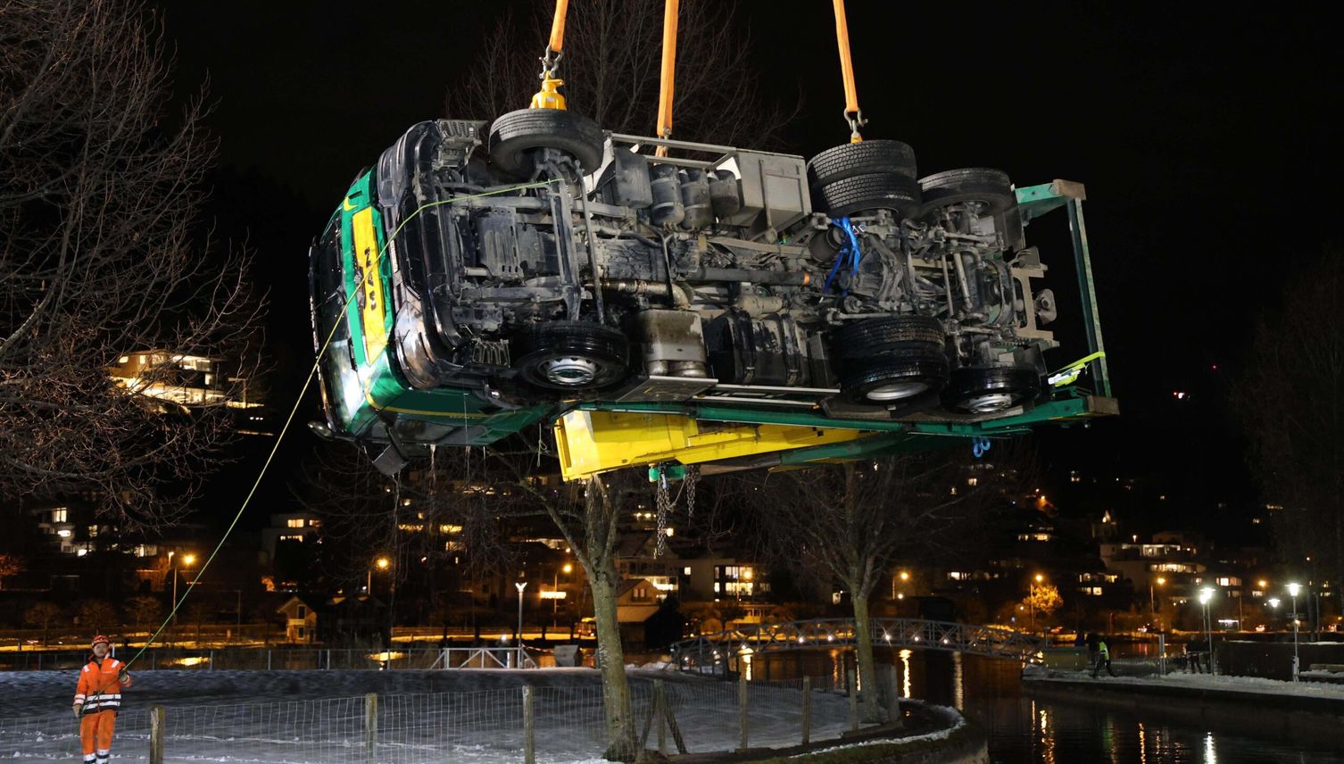 Lastwagen wird mit grossem Aufwand geborgen