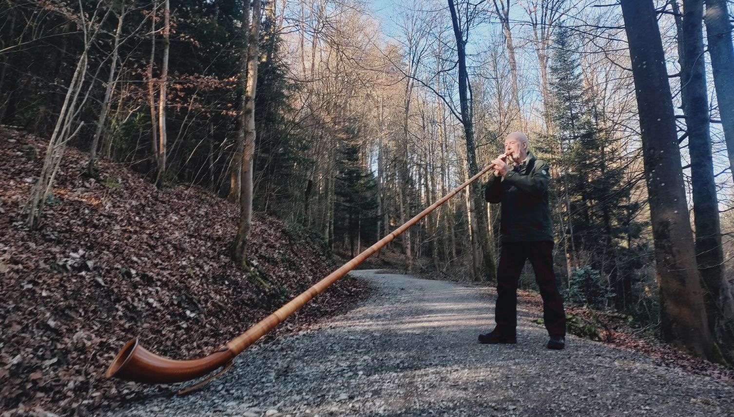 Dieser Mann lockt mit seinem Alphorn sogar den Luchs an