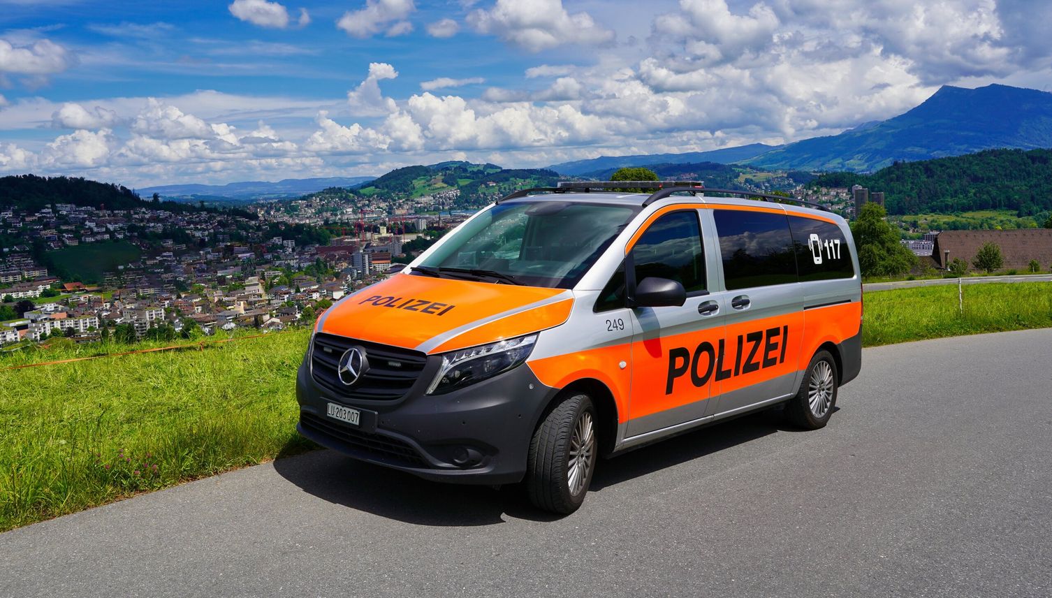 Hakenkreuze gesprayt: Vandalen verunstalten Schule