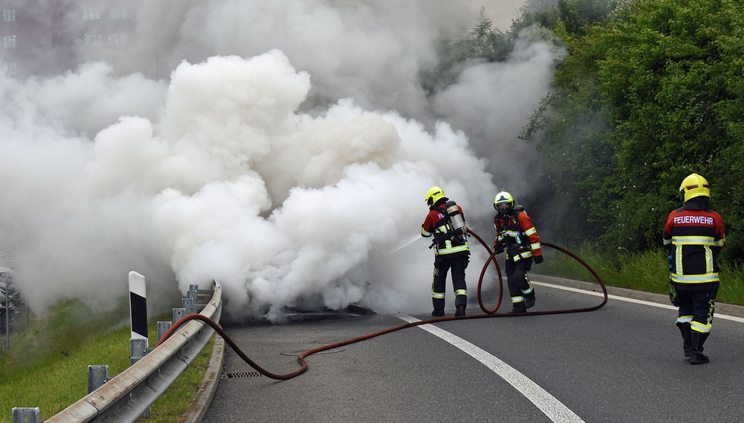 Auto brennt bei Autobahnausfahrt Sursee aus