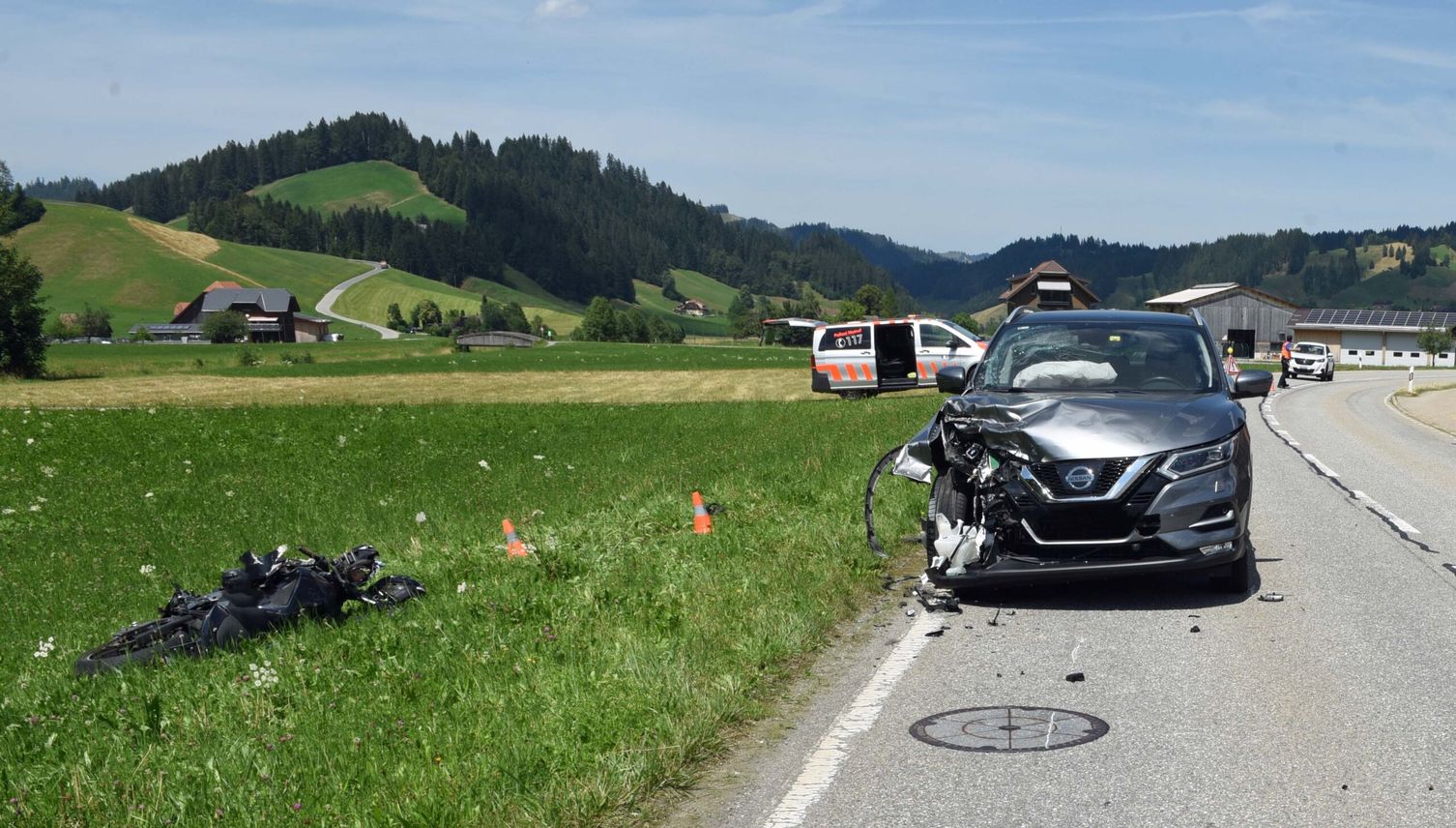 Unfall nach Überholmanöver: Rettungshelikoper im Einsatz