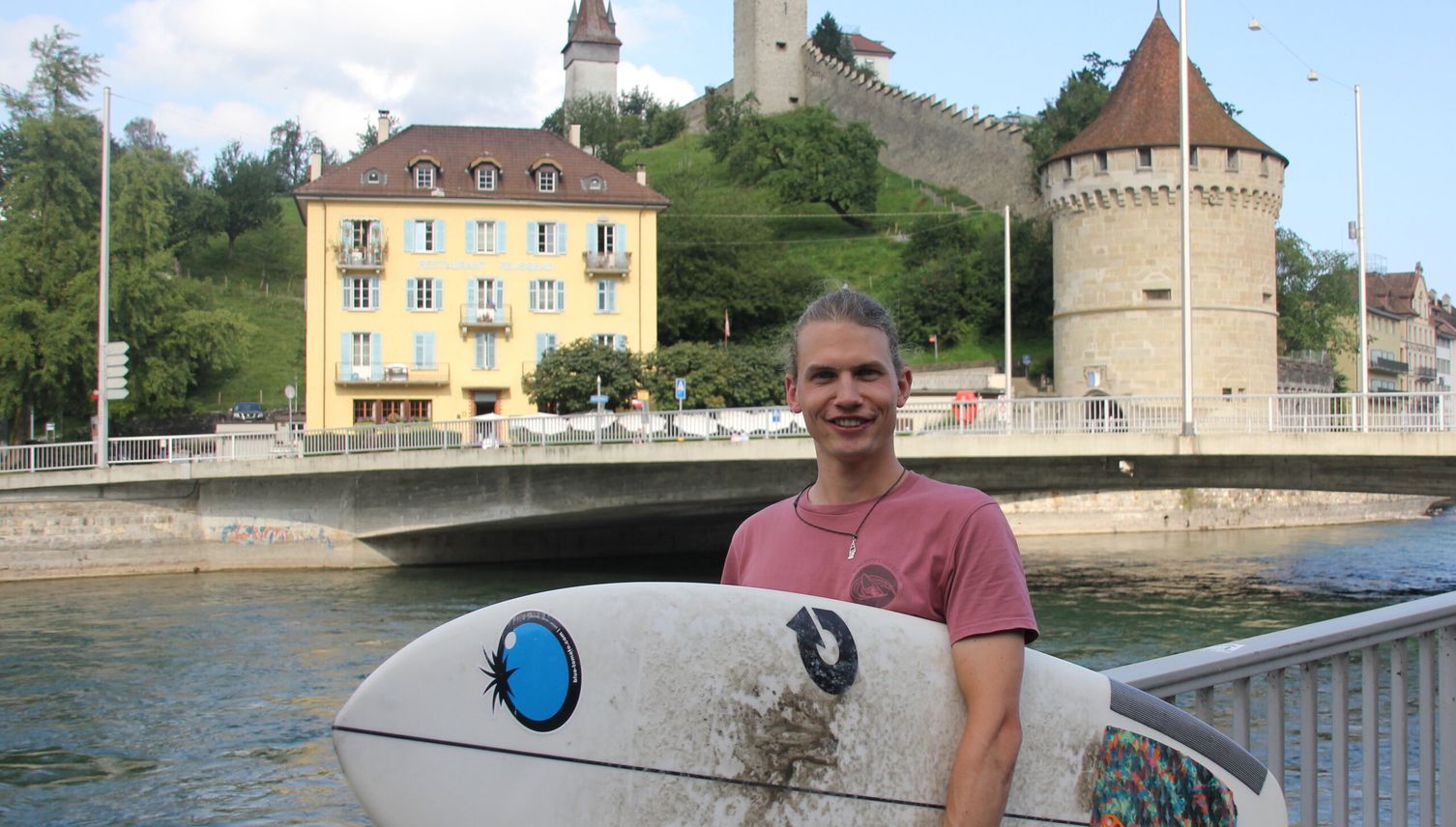 Surfer erobern die Reuss – Wellenritt mitten in der Stadt