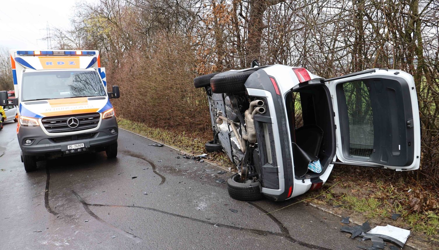 Auto kippt und landet nach Kollision neben der Strasse