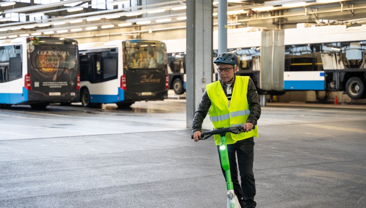 Busfahrer tauschen 38-Tönner gegen E-Scooter