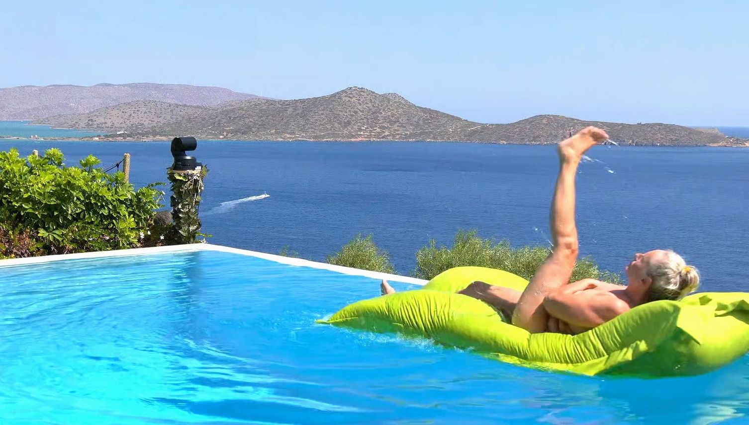 Oben ohne im Pool: «Das ist Porno», sagt die Zugerin