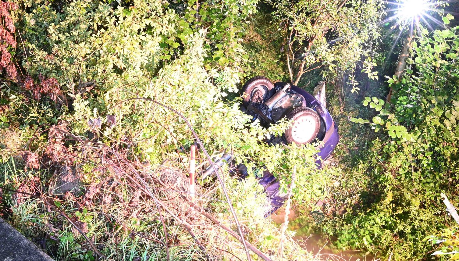 Betrunkene Velofahrerin, badendes Auto und Verletzte