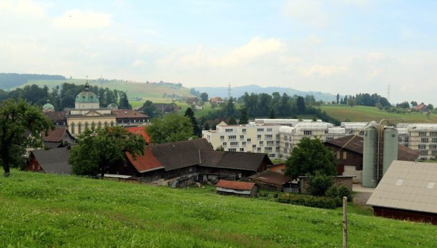 Frischer Wind weht durch ein verschlafenes Dorf