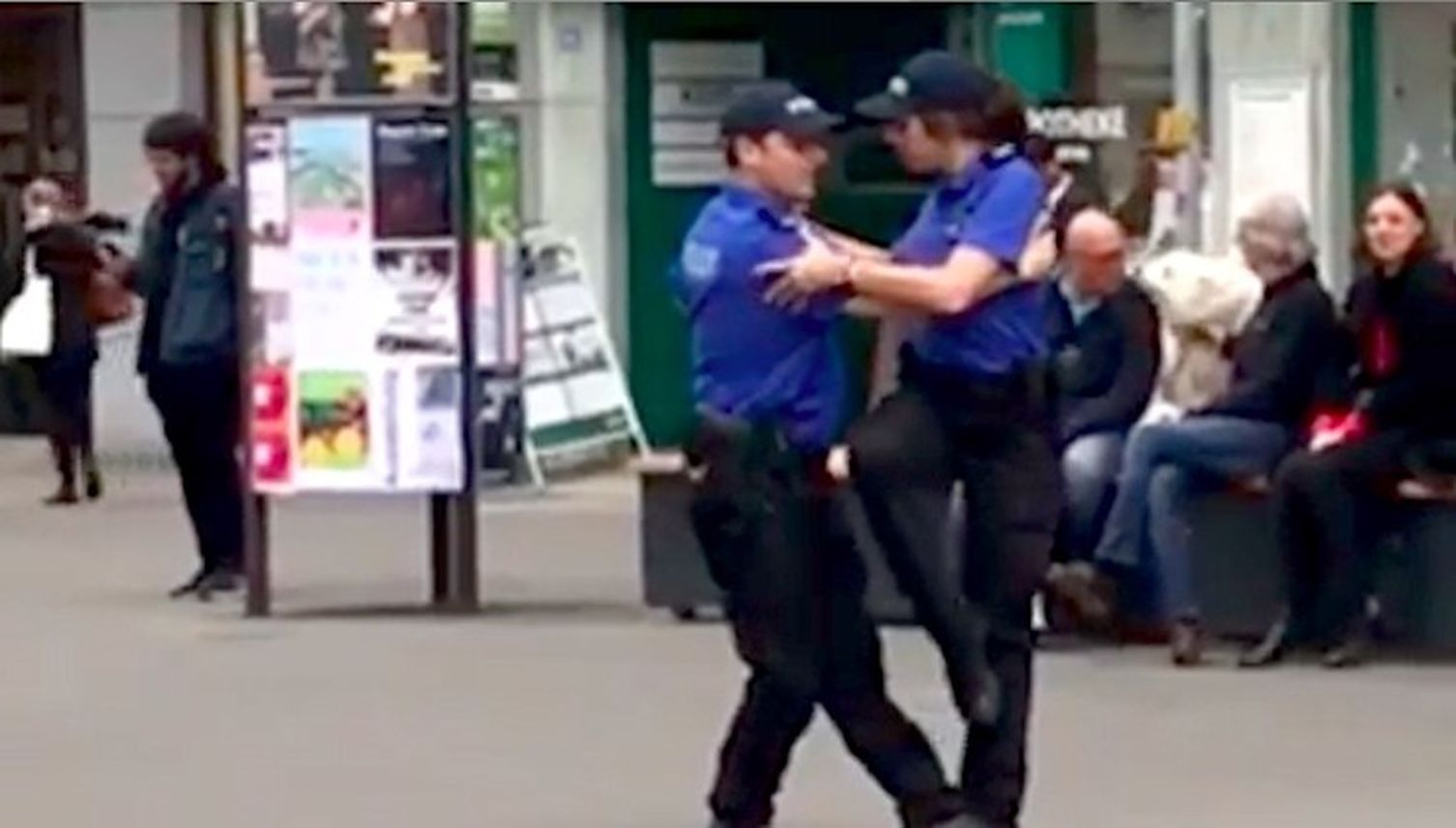 Tango tanzende Zuger Polizisten: Das steckt dahinter