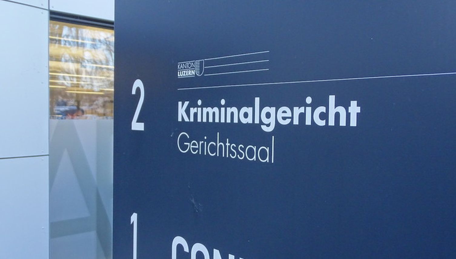 Versuchte Tötung: Angeklagter setzt sich ins Ausland ab