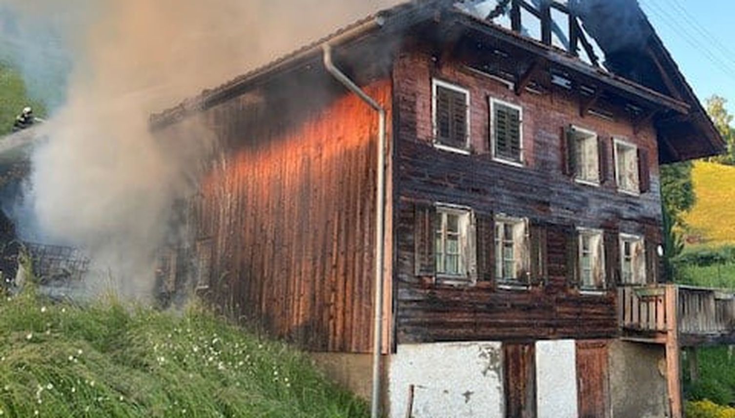 Glut eines Grills ist verantwortlich für Hausbrand