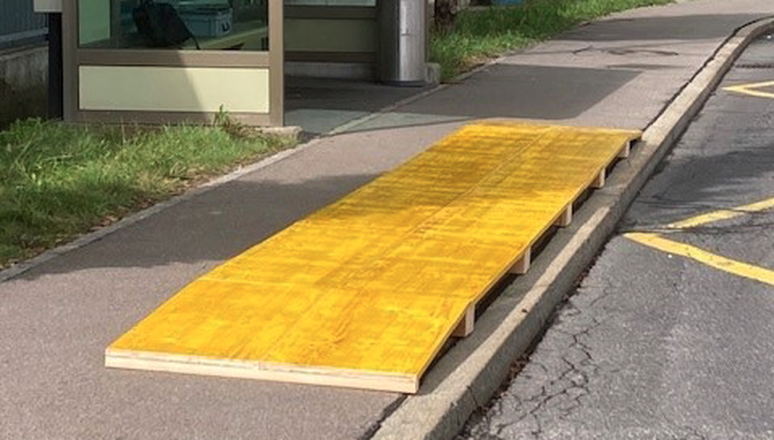 Hünenberg: Was soll das gelbe Holzbrett auf dem Trottoir?