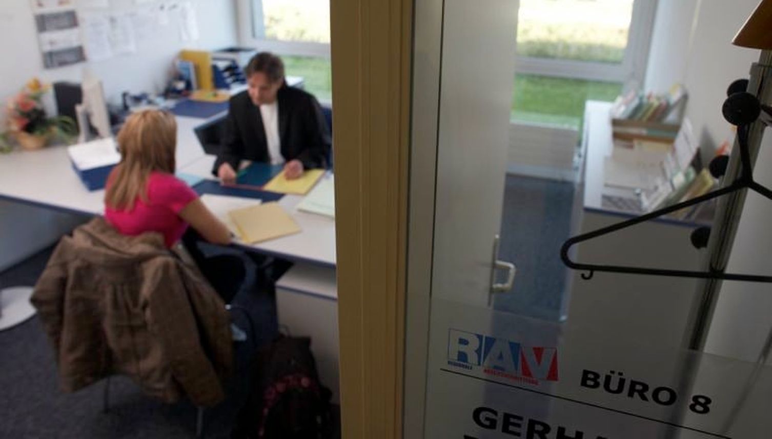 Finanzfachfrau muss Bilder aus Mosaiksteinchen gestalten