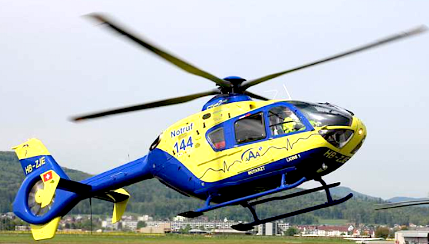 Rettungshelikopter konkurrenzieren sich in der Luft