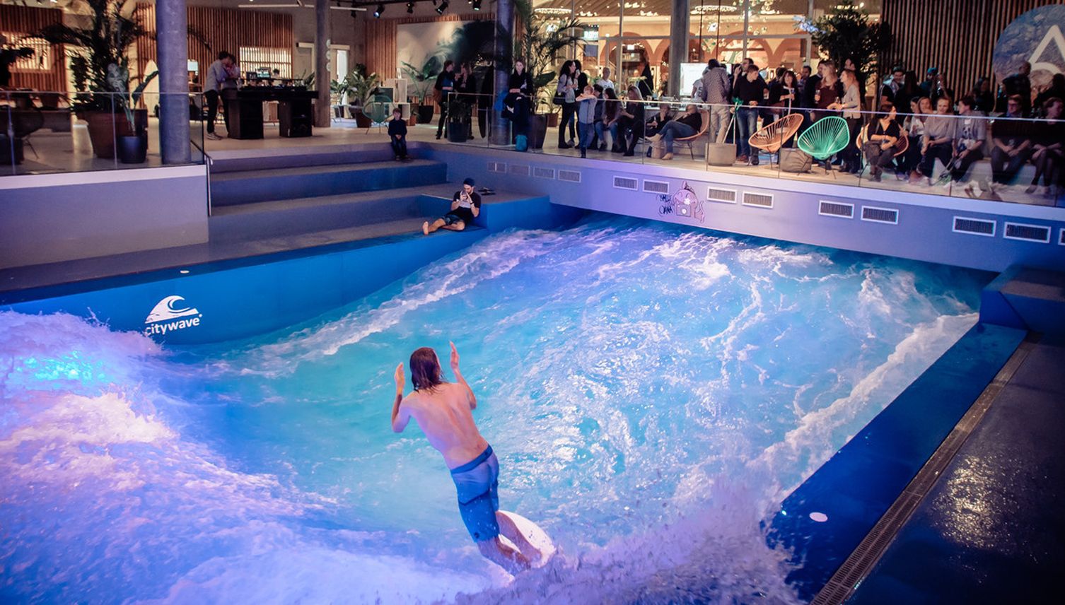 Bund vergünstigt Strom für Indoor-Surfer in der Mall
