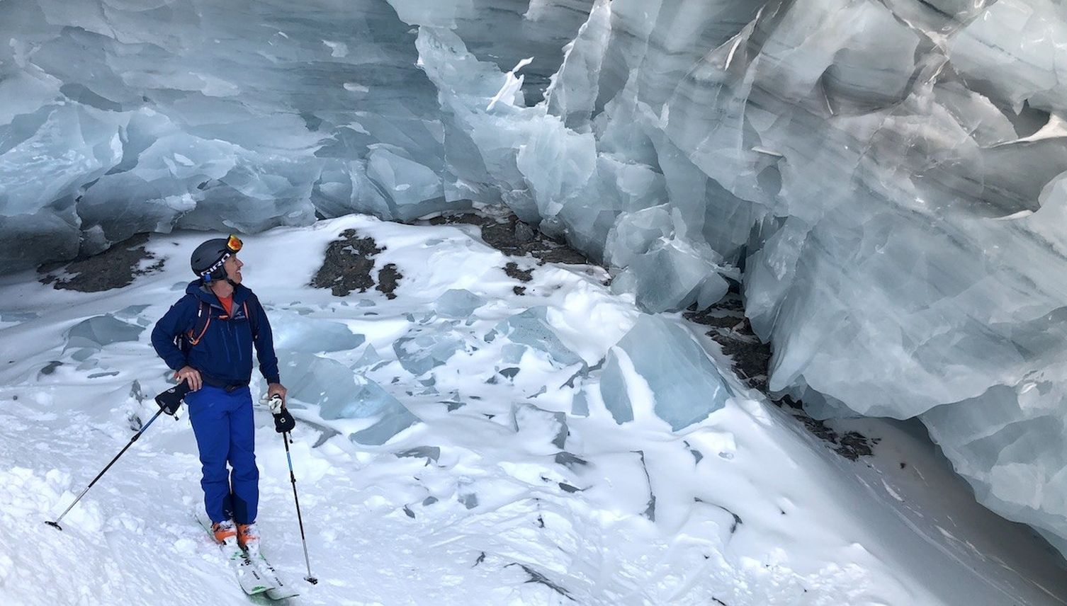 Luzerner Freerider brettern auf Skis durch Bauch des Gletscherriesen