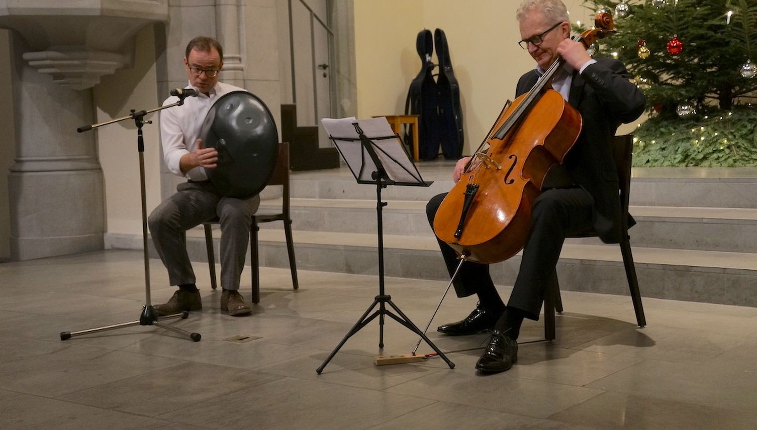 Hohe Töne, ein Cello und ein umgedrehter Wok