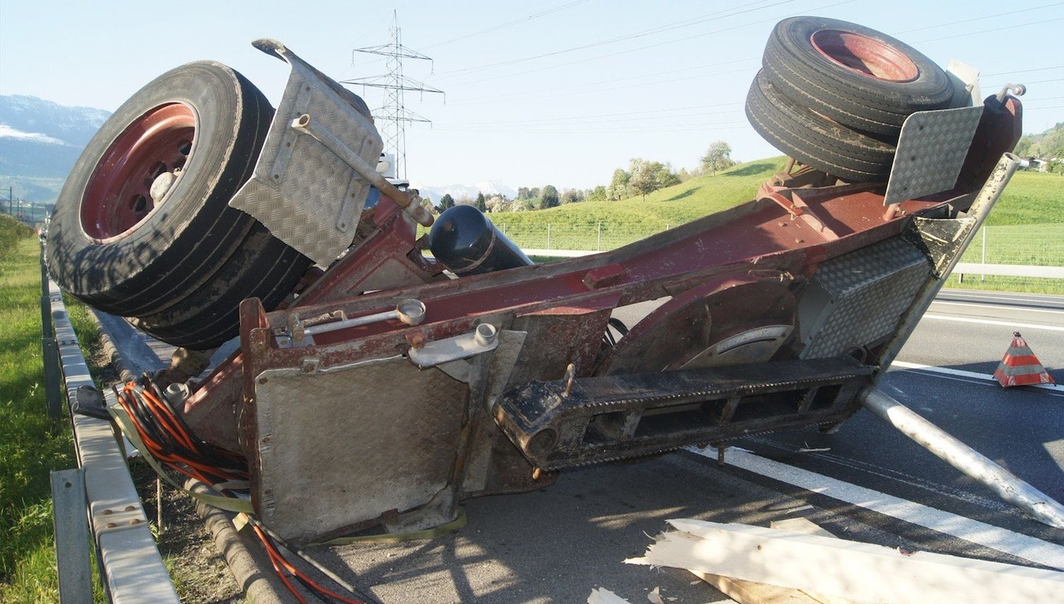 Zug: Lastwagenanhänger auf der Autobahn umgekippt