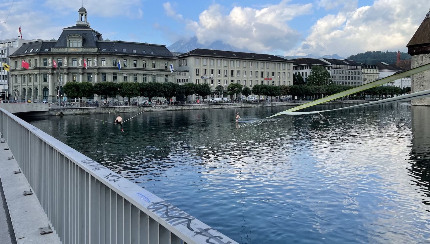 Slackliner verblüffen mit Tanz über Reuss die Stadt Luzern