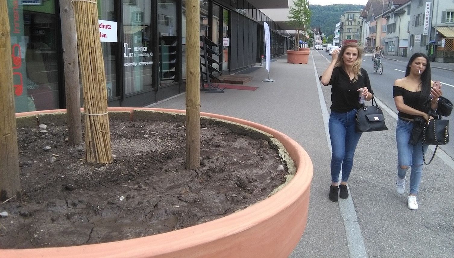 Baar hat nun die grössten Blumenkübel der Zentralschweiz