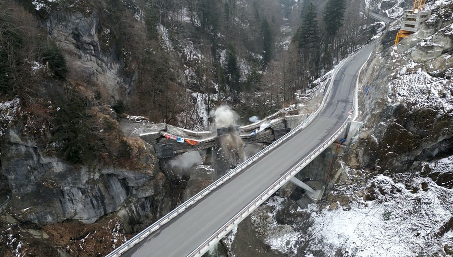 Hier fliegt eine über hundertjährige Brücke in die Luft