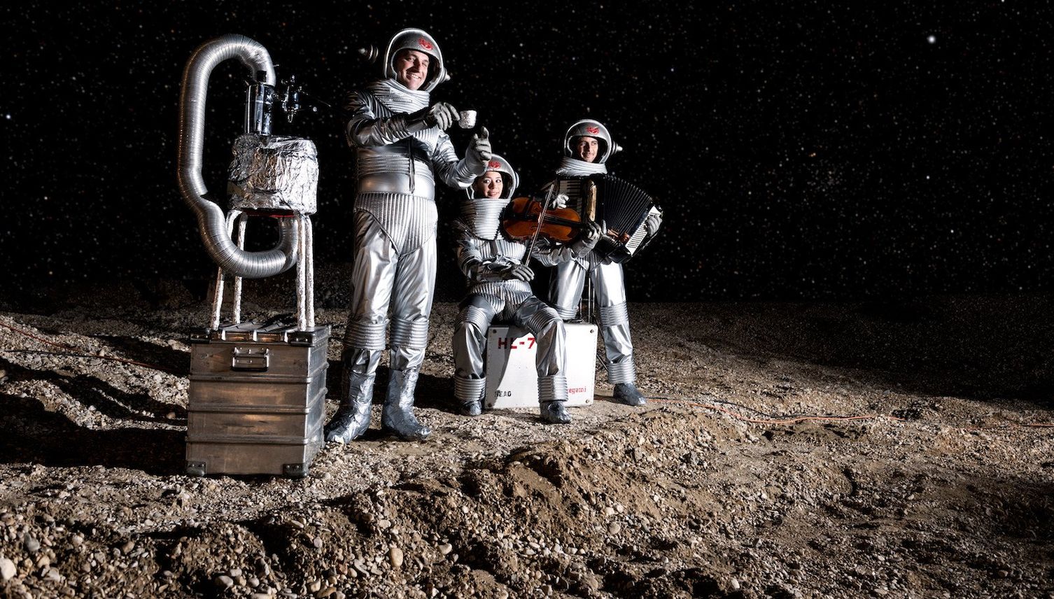 Eine Rakete kreuzt im Universum aus Akrobatik, Humor und Musik