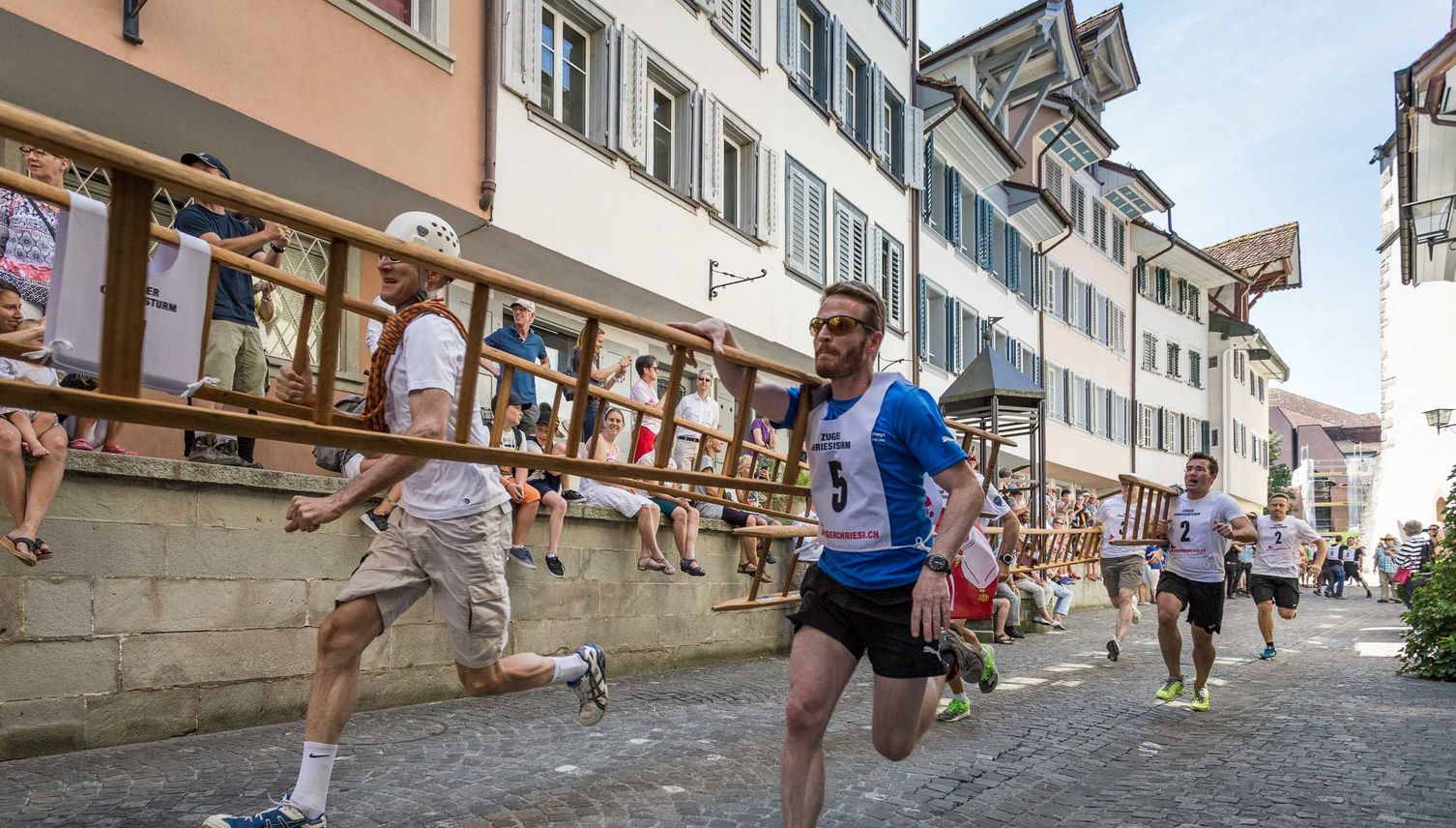 Glockengeläut und Leiterrennen