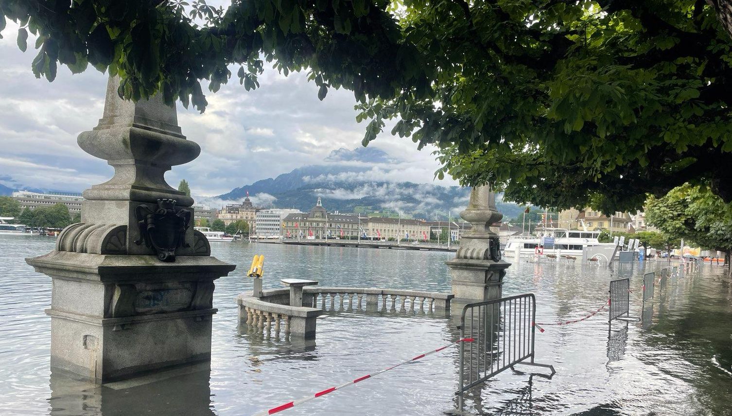 Hier ist die Stadt Luzern wegen Hochwasser schon überschwemmt