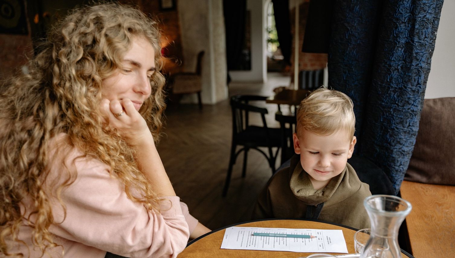 Sollen Kinder im Restaurant mit Handy und Tablet spielen?