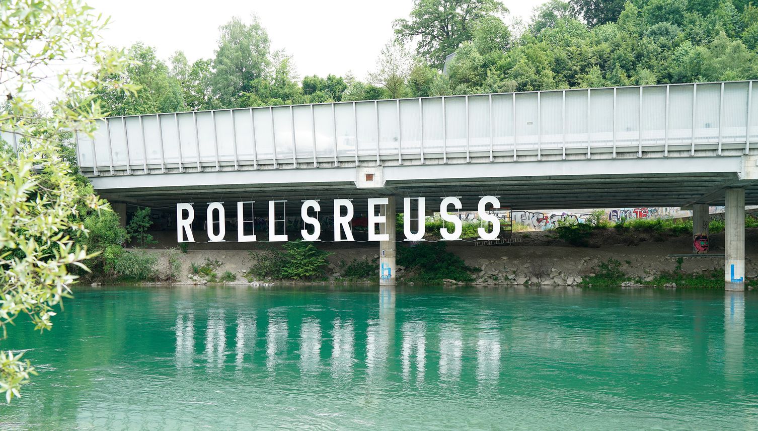 Was macht Kunst unter der Autobahnbrücke?