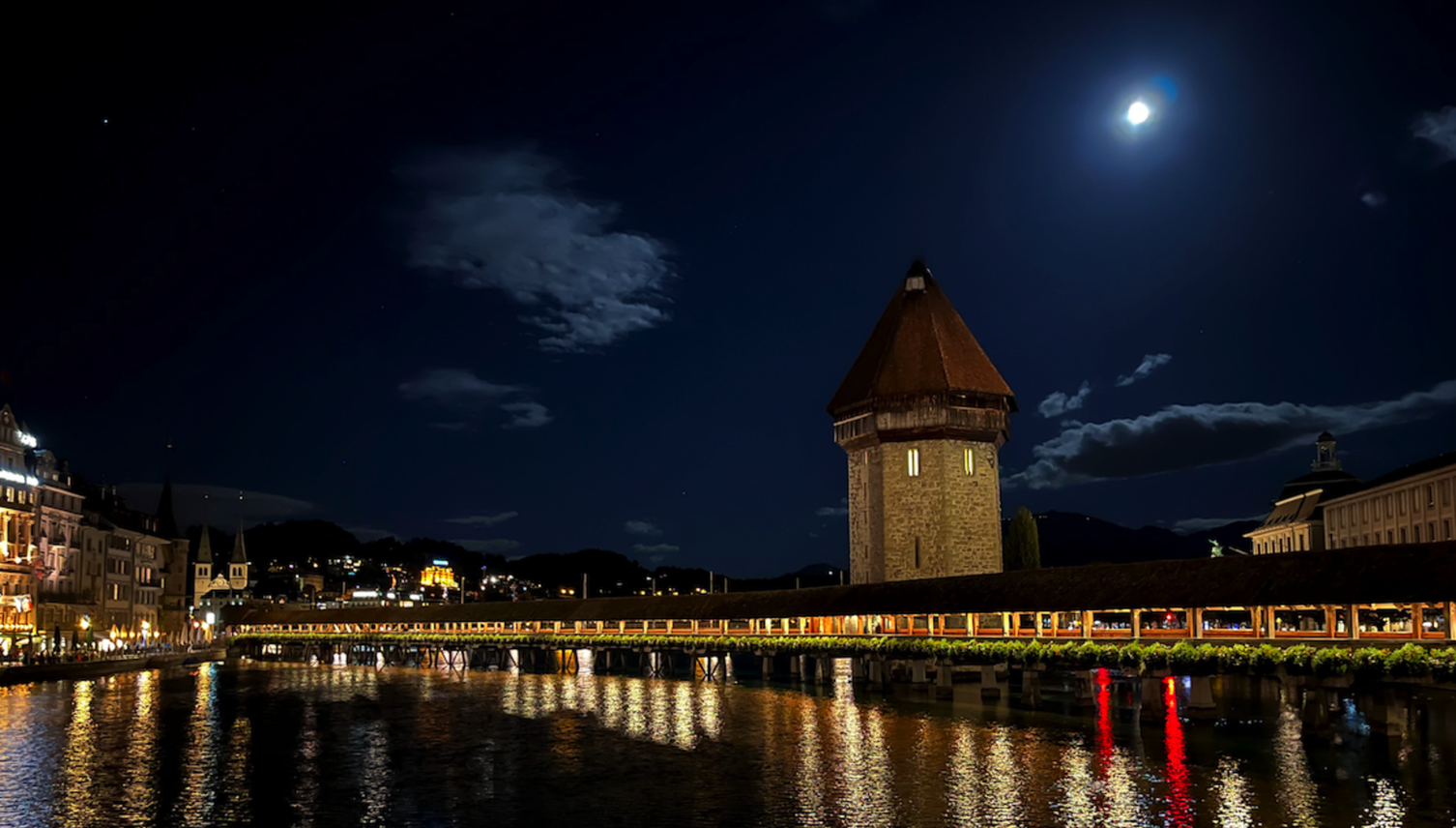 So schön ist die Kapellbrücke bei Nacht