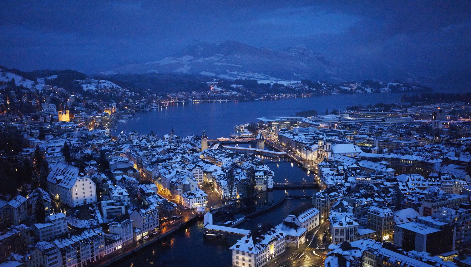 Wunderschöne Luftaufnahmen der verschneiten Stadt Luzern