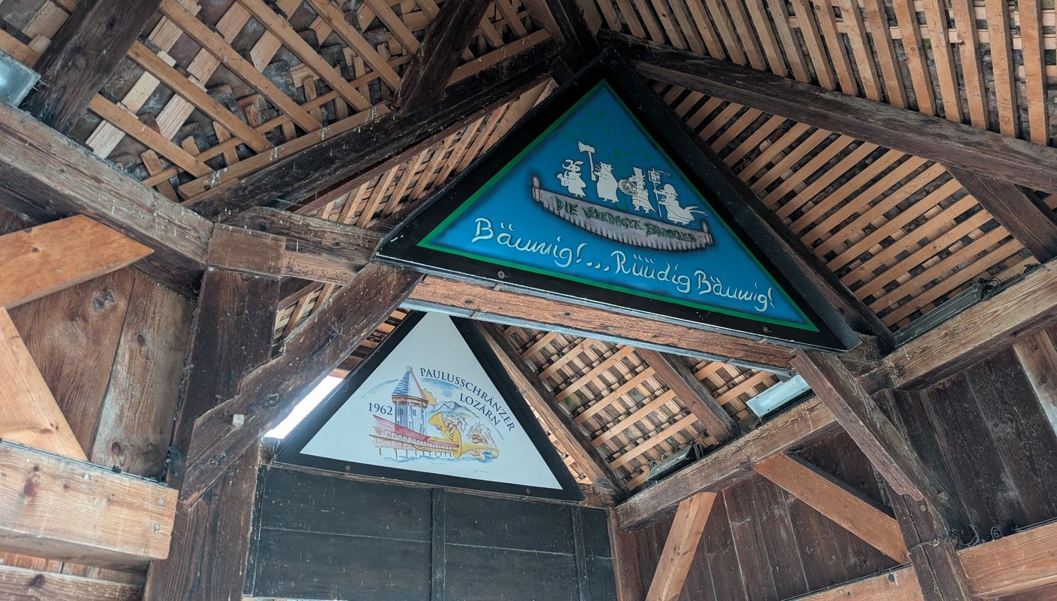 Die Fasnachtsbilder auf der Kapellbrücke hängen