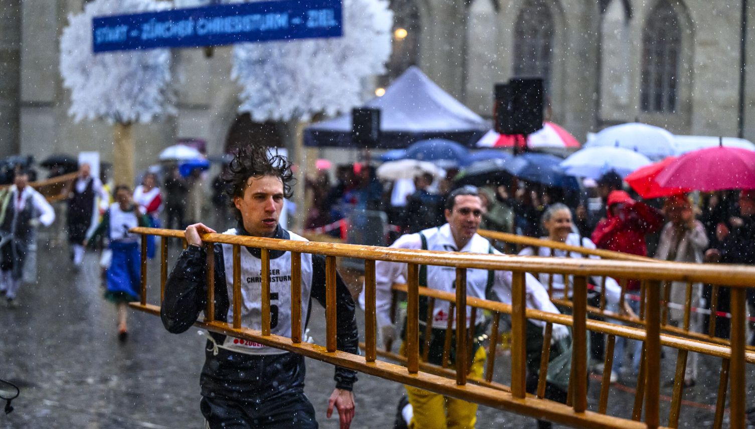 Wenn Zuger Zürich stürmen: Chriesisturm am «Sächsilüüte»