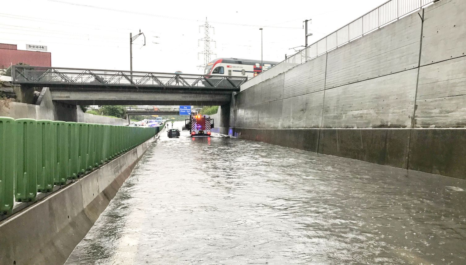 Hochwasser auf der Autobahn? Für Behörden offenbar kein Problem