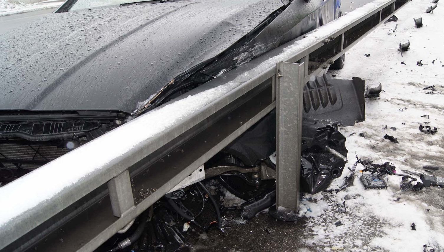 Autofahrerin rammt Leitplanke in Baar – teurer Mercedes kaputt