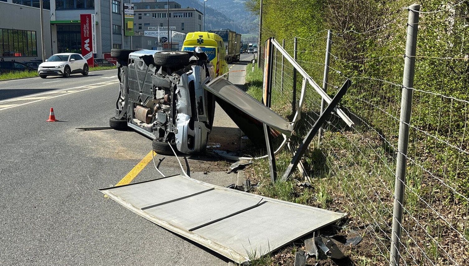 Betrunkene Luzerner fahren in Werbetafel, Stein und Baum