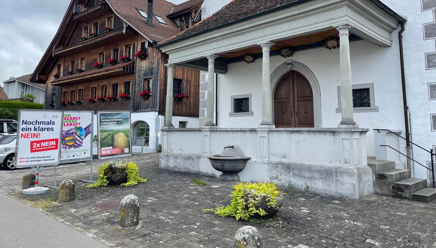 Plakatfront vor Zuger Kapelle sorgt für Missmut