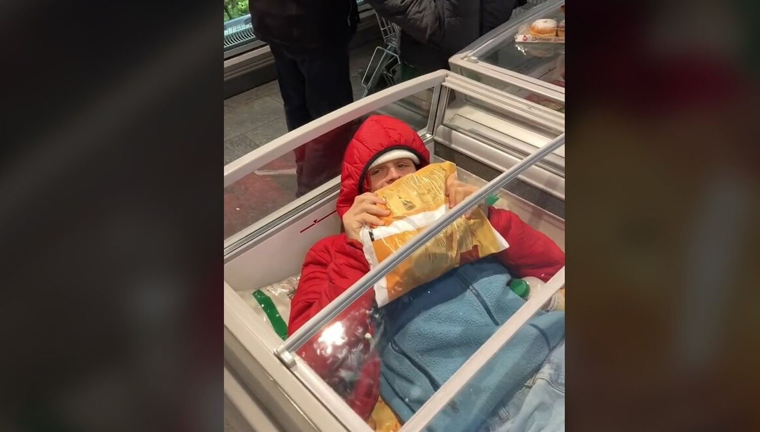 Tiktoker liegt in Kühltruhe in Baarer Laden und geht viral