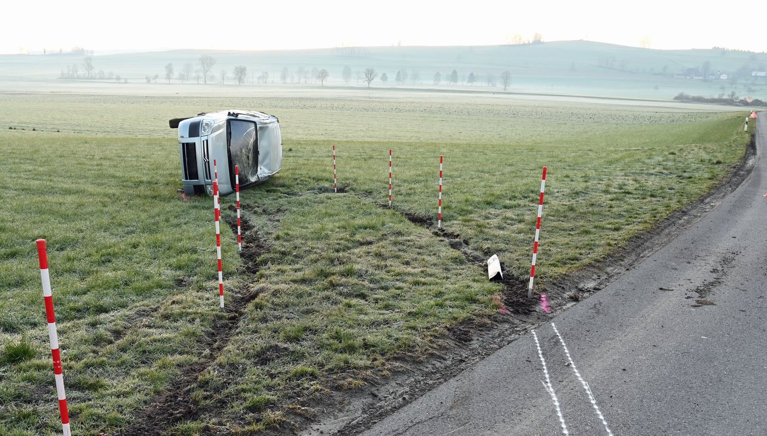 Zwei Selbstunfälle, ein verletzter Fahrer