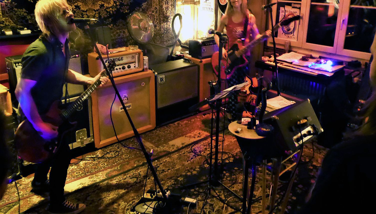 Headbangende Musiker – in Nostalgie verfallene Besucher im Luzerner Sedel