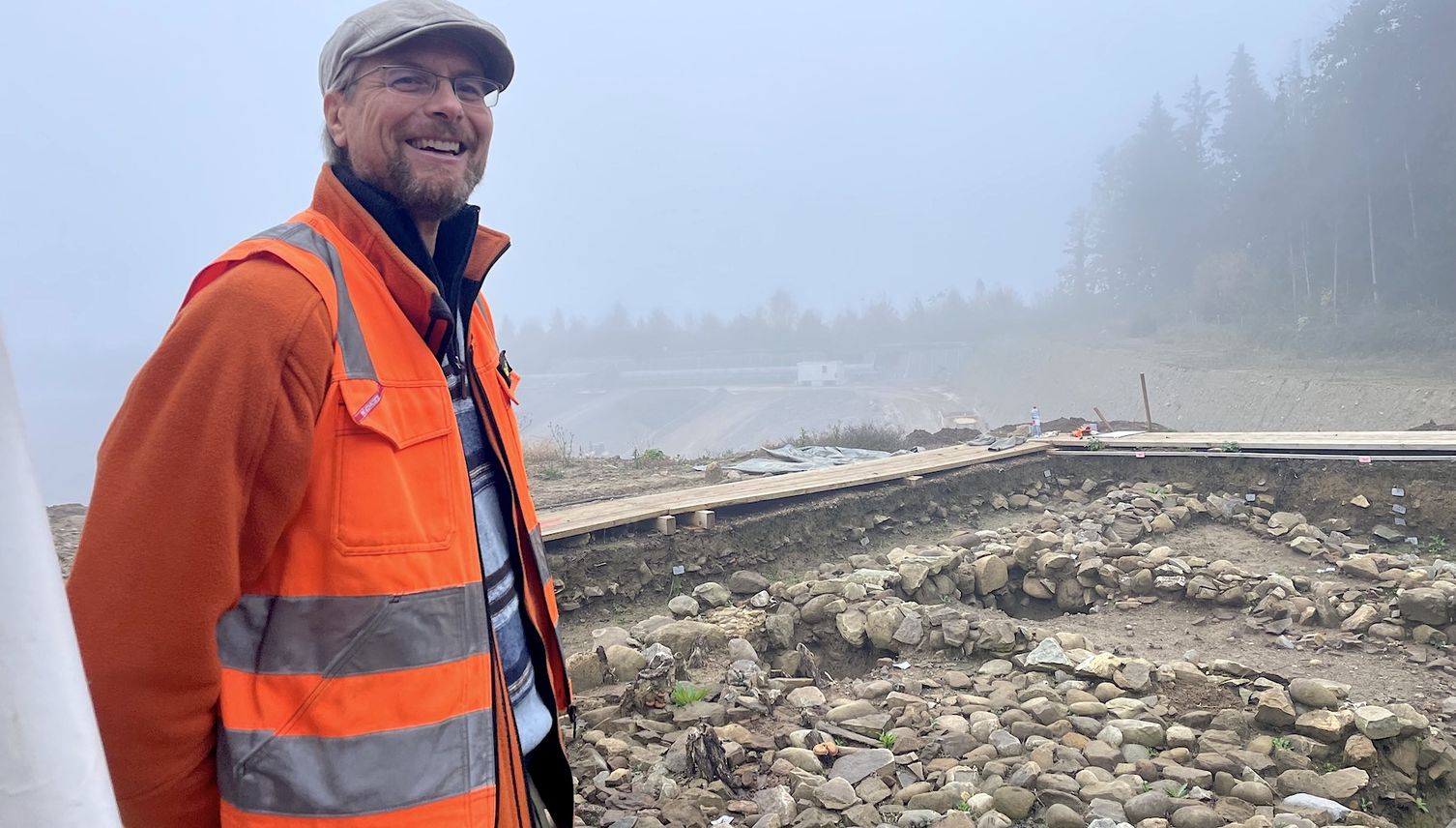 So pinseln Archäologen in einer Kiesgrube zwischen Baggern