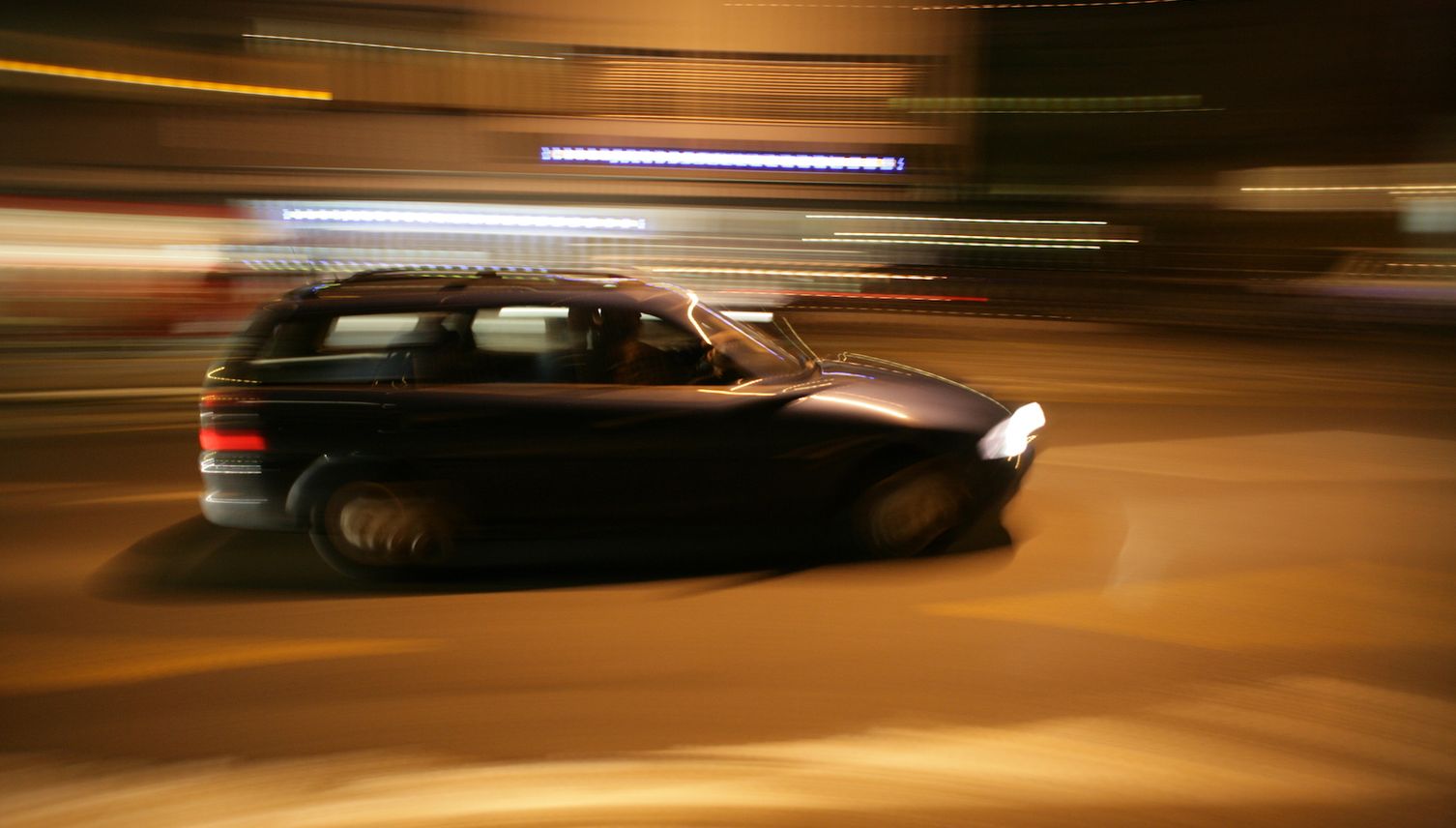 15-Jähriger rast mit Porsche in der Nacht durch 30er-Zone