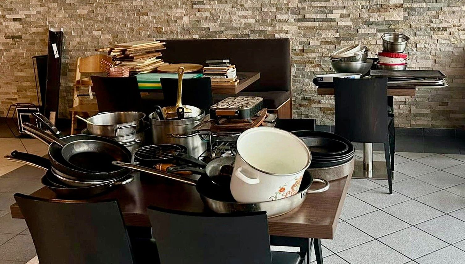 Restaurant verscherbelt Geschirr