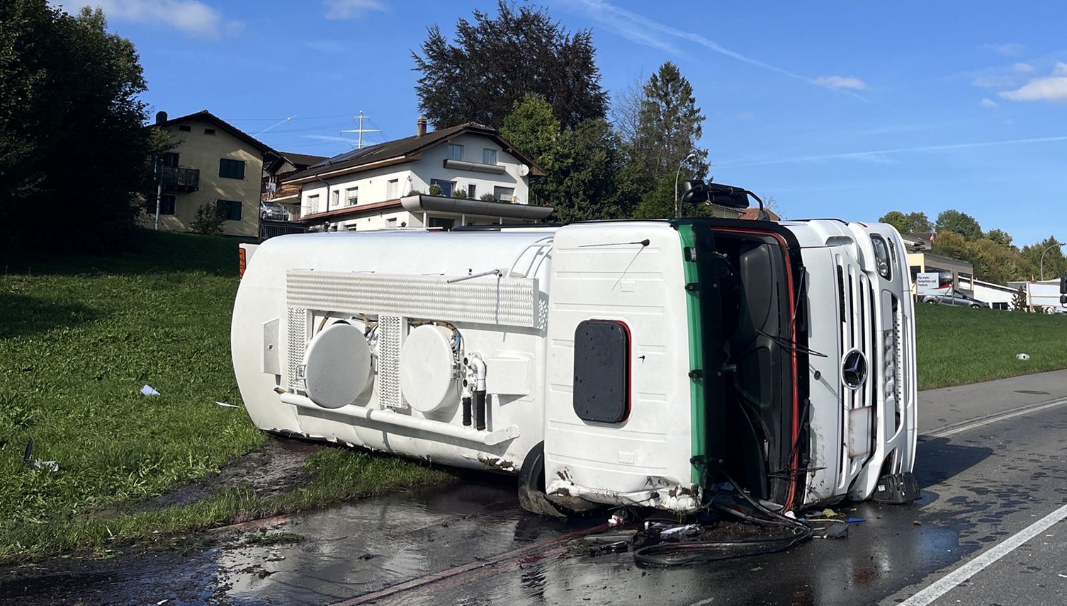 Tankwagen umgekippt – Heizöl läuft auf Rothenburgstrasse