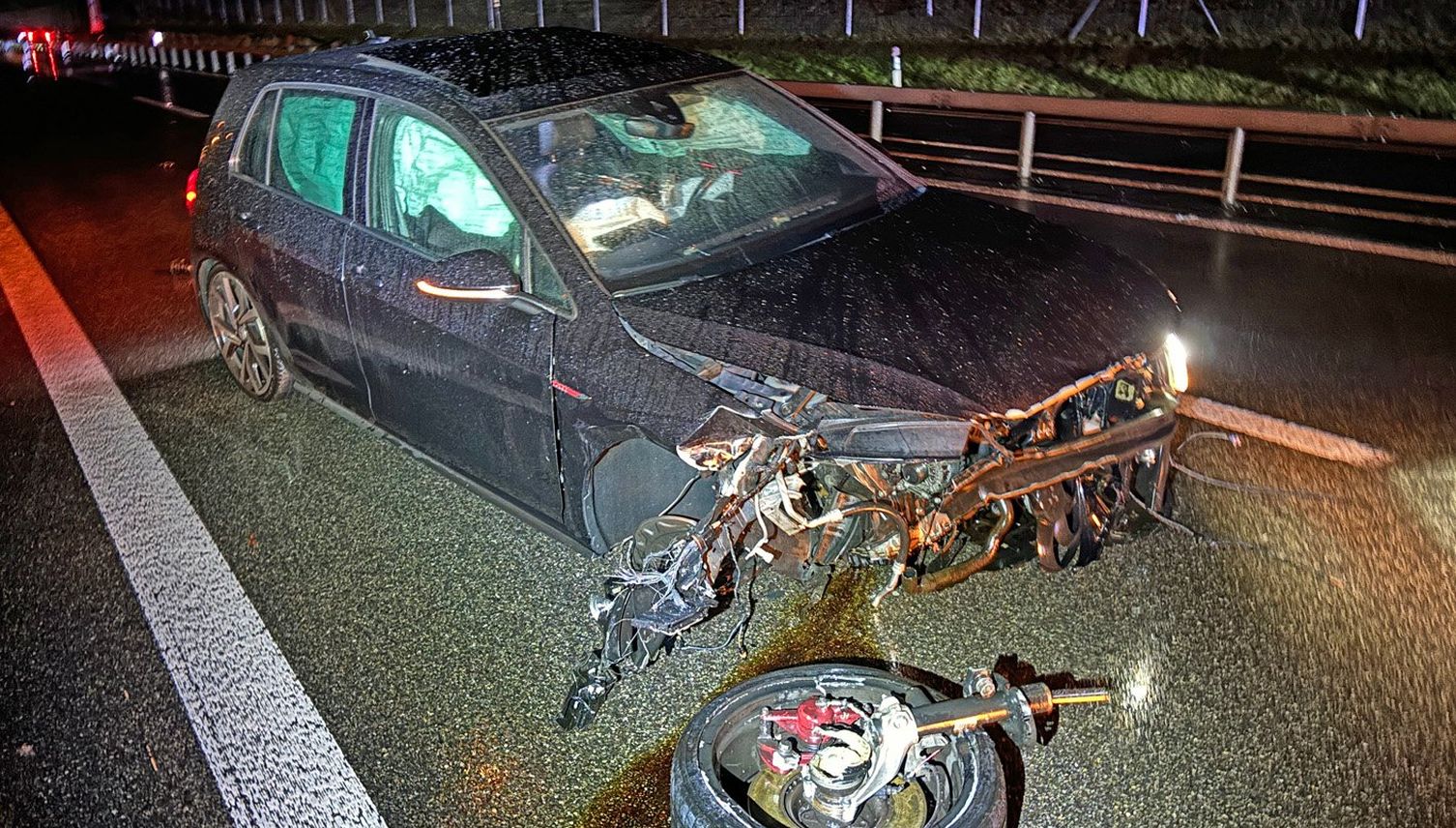 Auto schlittert über A2 und prallt in Leitplanke