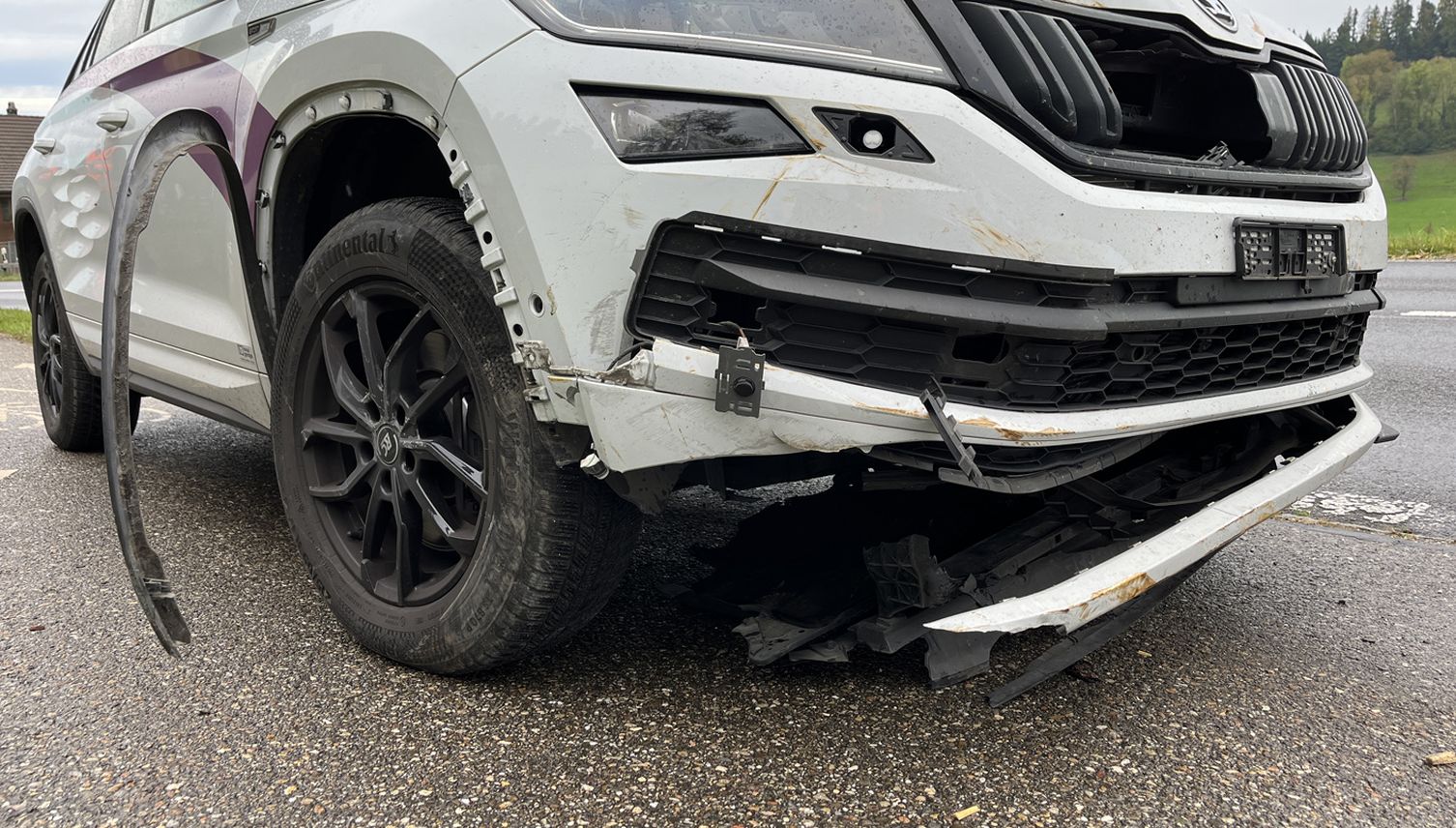 Lastwagen verliert Ladung und macht Auto kaputt